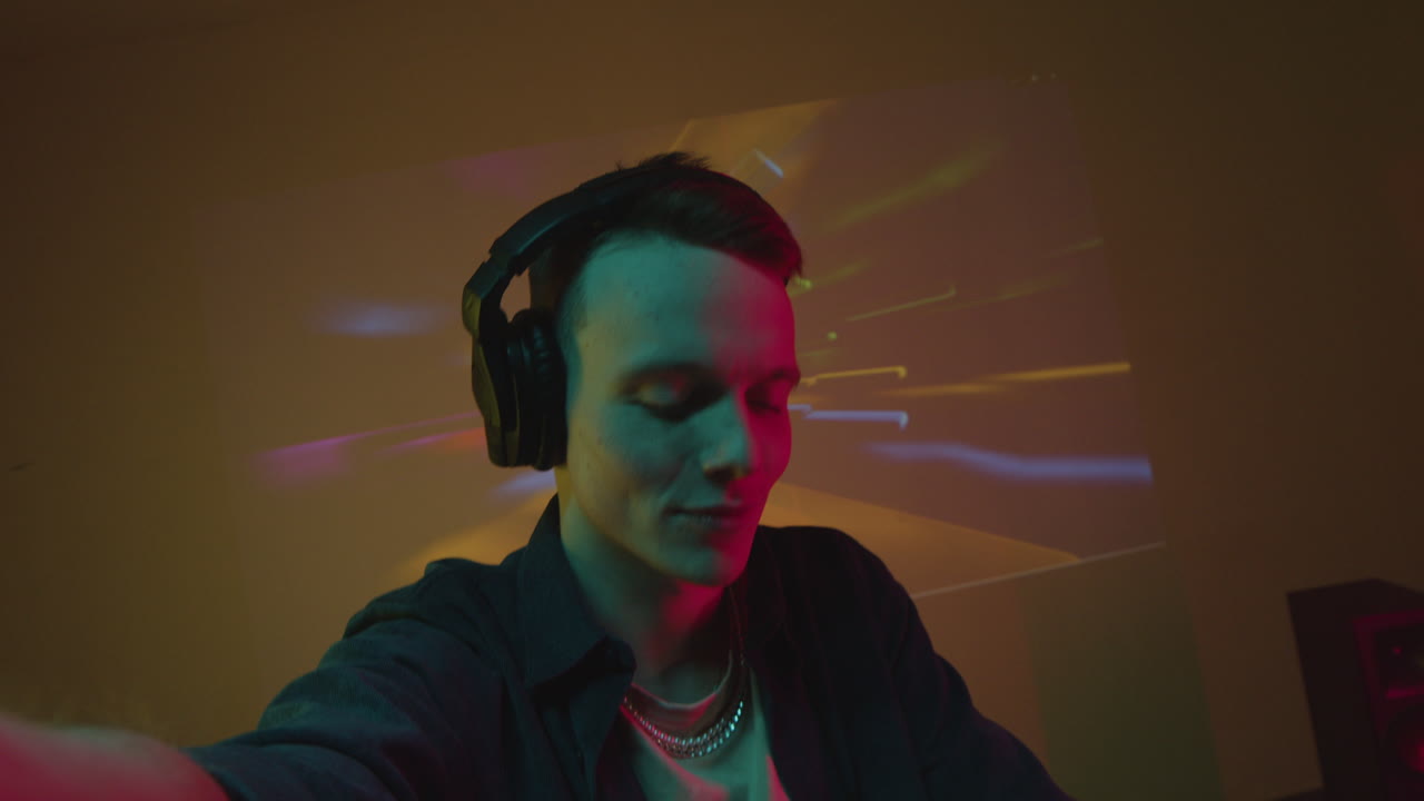 dj bailando con la música