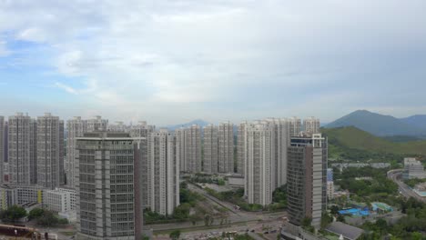 Vivienda-Pública-Durante-Un-Hermoso-Día-Con-Montañas-Y-Grandes-Ciudades-Alrededor