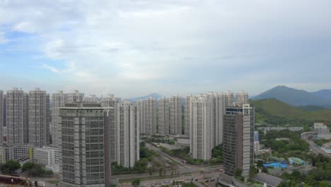vivienda pública durante un hermoso día con montañas y grandes ciudades alrededor