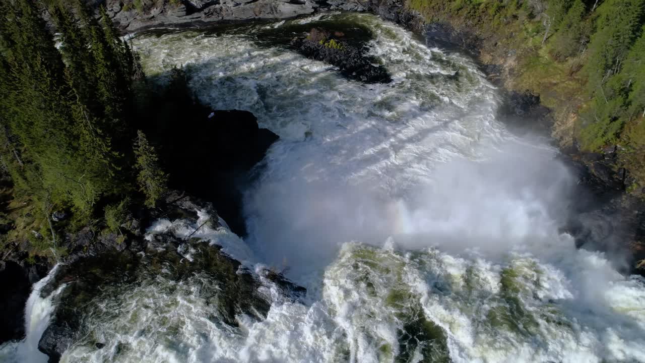 jamtland의 서쪽에 있는 ristafallet 폭포는 스웨덴에서 가장 아름다운 폭포 중 하나로 등록되어 있습니다.