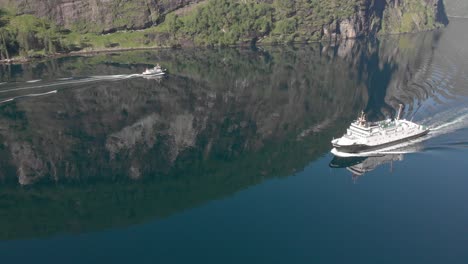 Die-Fähre-Fährt-Langsam-Durch-Einen-Ruhigen-Norwegischen-Fjord