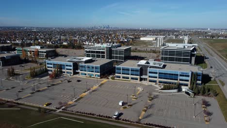 Toma-De-Drone-Del-Centro-De-Negocios-En-La-Comunidad-De-Quarry-Park-En-Calgary.