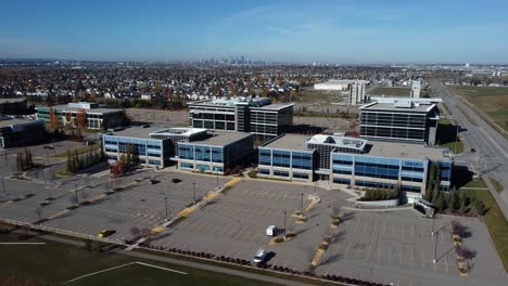 fotografía de un avión no tripulado del centro de negocios en la comunidad de quarry park en calgary