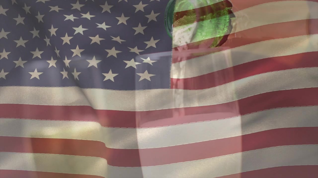 Развевающийся американский флаг, наложение растворяется, открывая человека в зеленых очках, поворачивающего направо