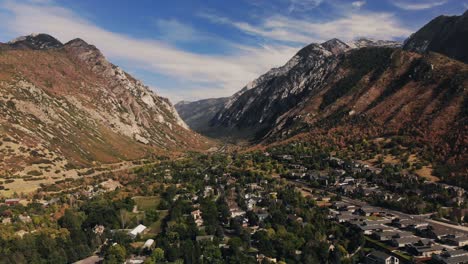 tiro de otoño de drones del pequeño cañón de cottonwood en salt lake city, utah