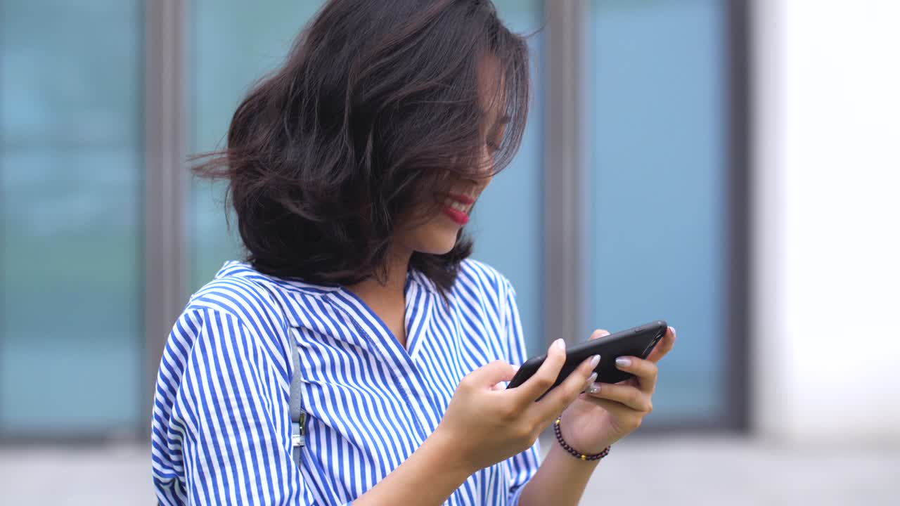 도시에서 전화를 사용하는 행복한 여성, 4k