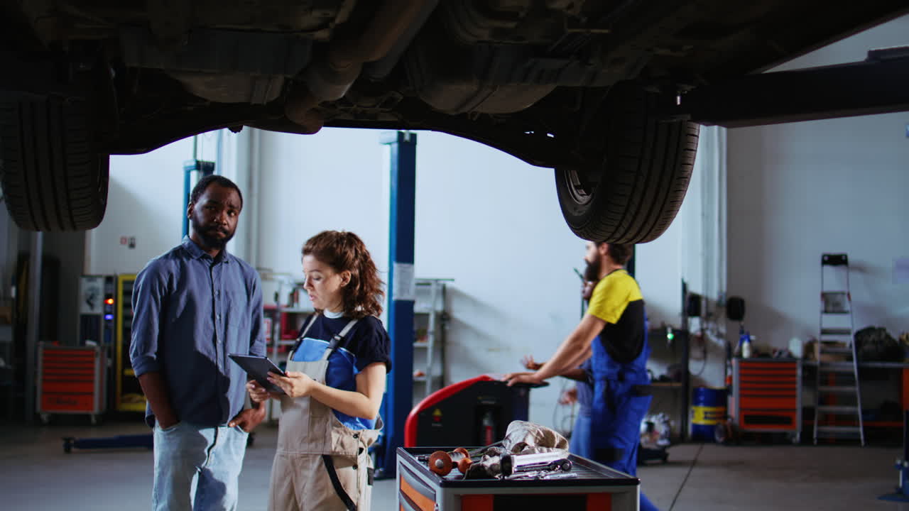 ingeniero mostrando cambios en el coche del cliente