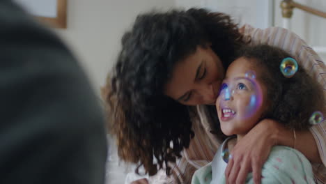 Adorable-Niña-Jugando-Con-Pompas-De-Jabón-En-Casa,-Madre-Y-Padre-Divirtiéndose-Con-El-Niño-Disfrutando-Del-Tiempo-En-Familia-El-Fin-De-Semana-4k