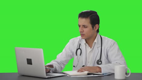 Médico-Indio-Tenso-Estudiando-Para-Exámenes-Pantalla-Verde