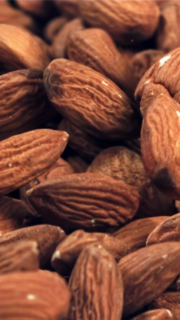 Plan macro d'amandes saines qui tombent