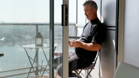 hombre usando teléfono móvil en balcón 4k