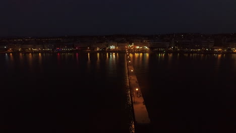 Vista-Aérea-Nocturna-Del-Resort-Y-Muelle-En-El-Mar