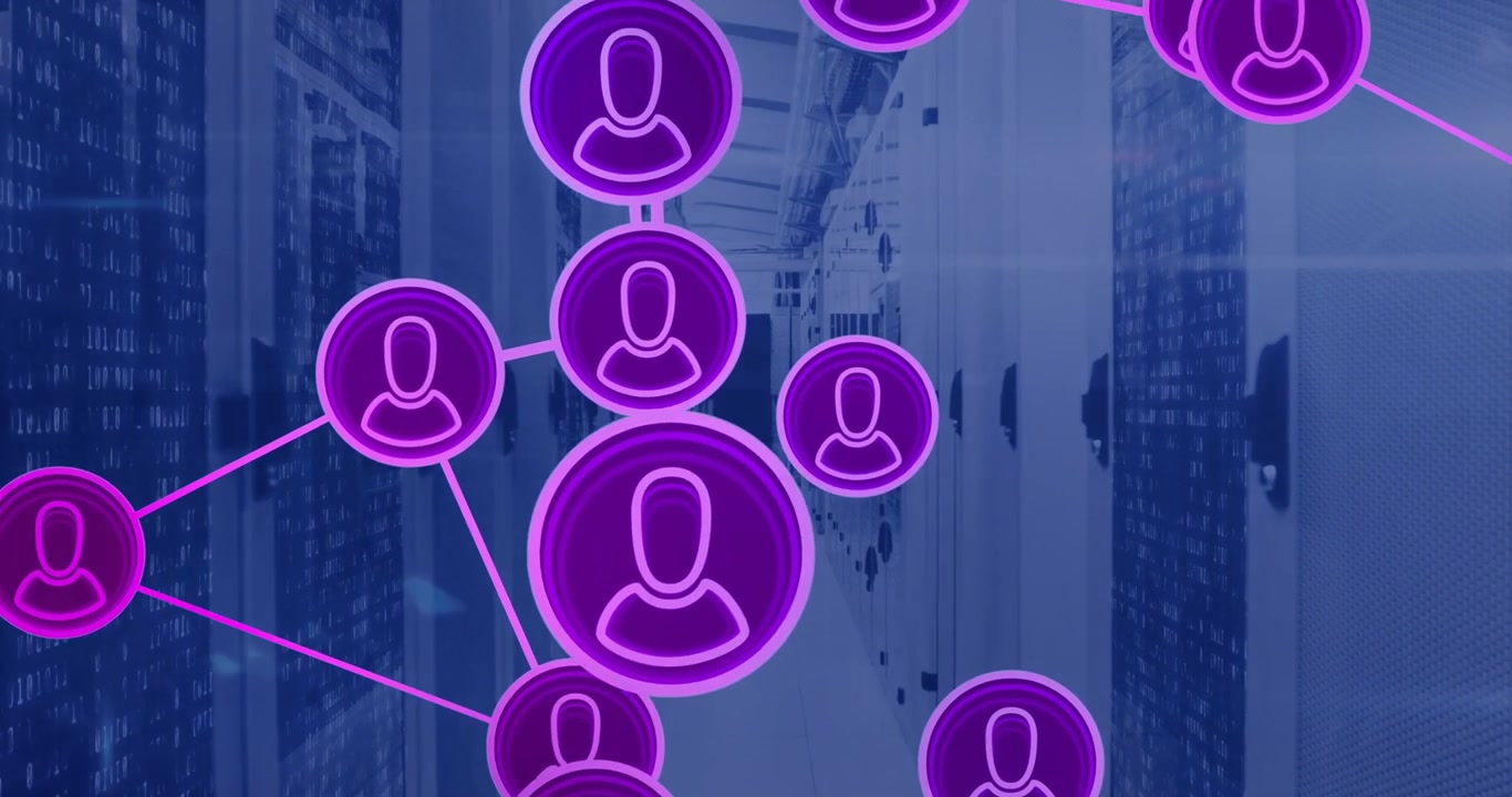 Animation af netværk med personikoner og databehandling over computerservere.