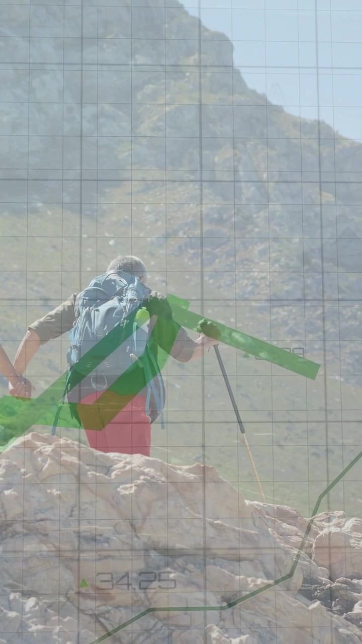 Vertikal video: Mannlig turgåer som setter staven og klatrer en fjellrygg, med et grønt utendørs overlegg som sporer oppstigningen.
