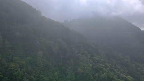 Icónico-Paisaje-De-Bosque-De-Montaña-Brumoso,-Vista-De-Lapso-De-Tiempo