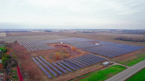 Vista-Aérea-Del-Campo-De-Paneles-Solares,-Ubicación-En-El-Agua,-Minnesota.