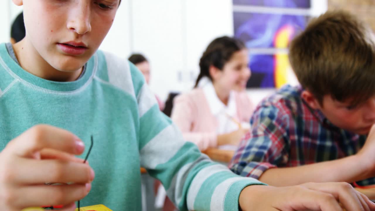 교실 에서 전자 프로젝트 를 하고 있는 학교 소년