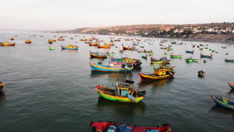 Vista-Aérea-De-Muchos-Barcos-Pesqueros-Vietnamitas-Parados-En-La-Bahía