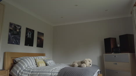 imagen inclinada hacia arriba de un dormitorio de aspecto moderno en una casa familiar en cámara lenta