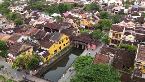 Vista-Aérea-Del-Templo-De-Chua-Cau-O-El-Puente-Cubierto-Japonés-En-El-Casco-Antiguo-De-Hoi-An,-Tiro-En-órbita