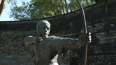 Die-Legende-Von-Robin-Hood-Statue-In-Nottingham,-Großbritannien