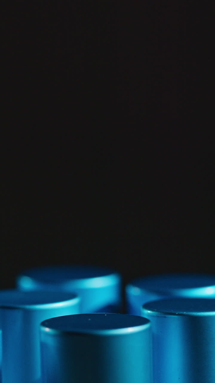 cilindros azules sobre un fondo oscuro