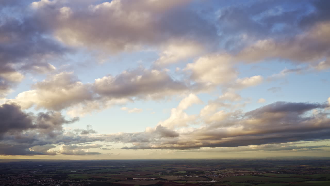 celestial hiperlapso drone lapso de tiempo de nubes suaves que pasan rápido en el cielo