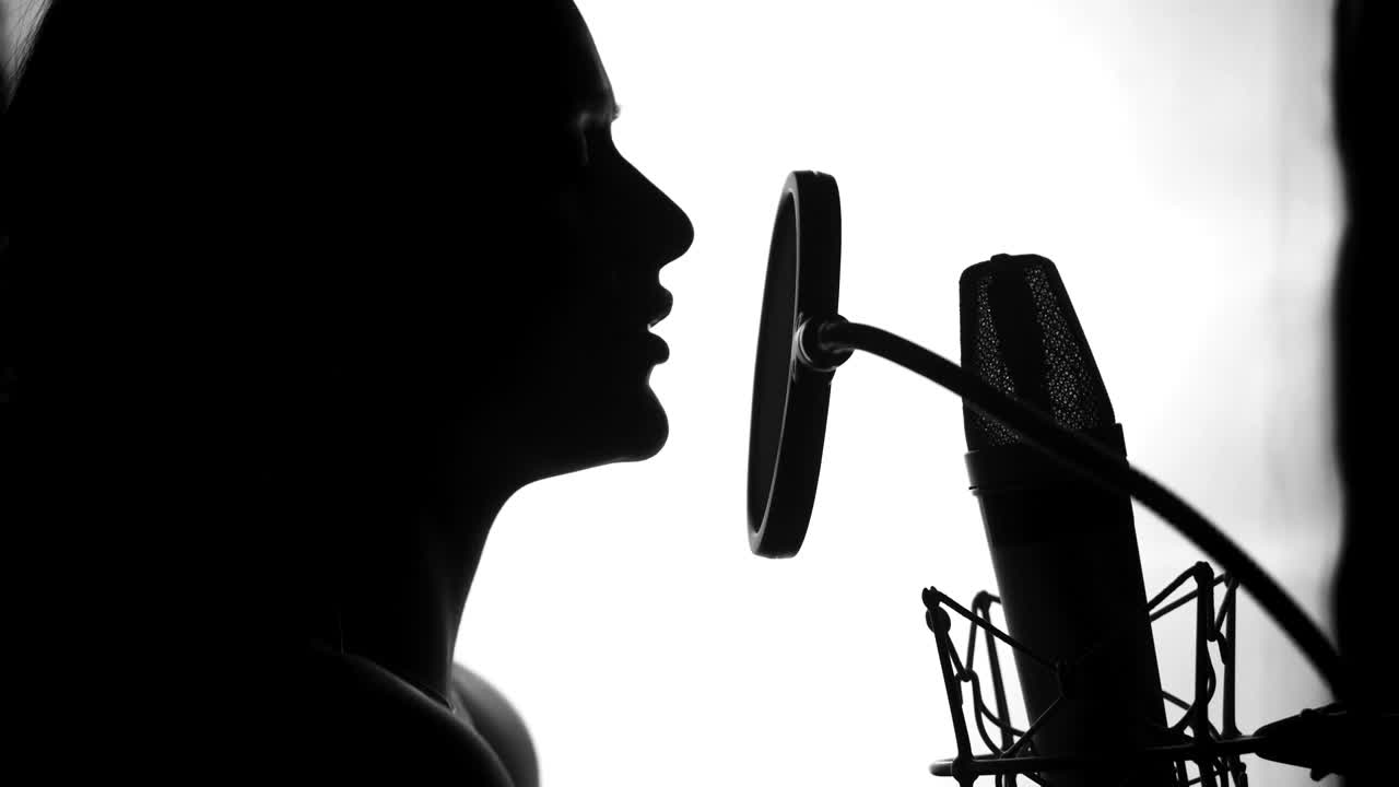 sexy perfil joven de una mujer con una hermosa cara y labios.