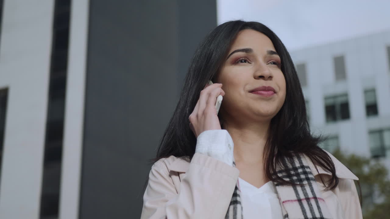 mujer de negocios hablando por teléfono móvil al aire libre. mujer de negocios usando teléfono celular