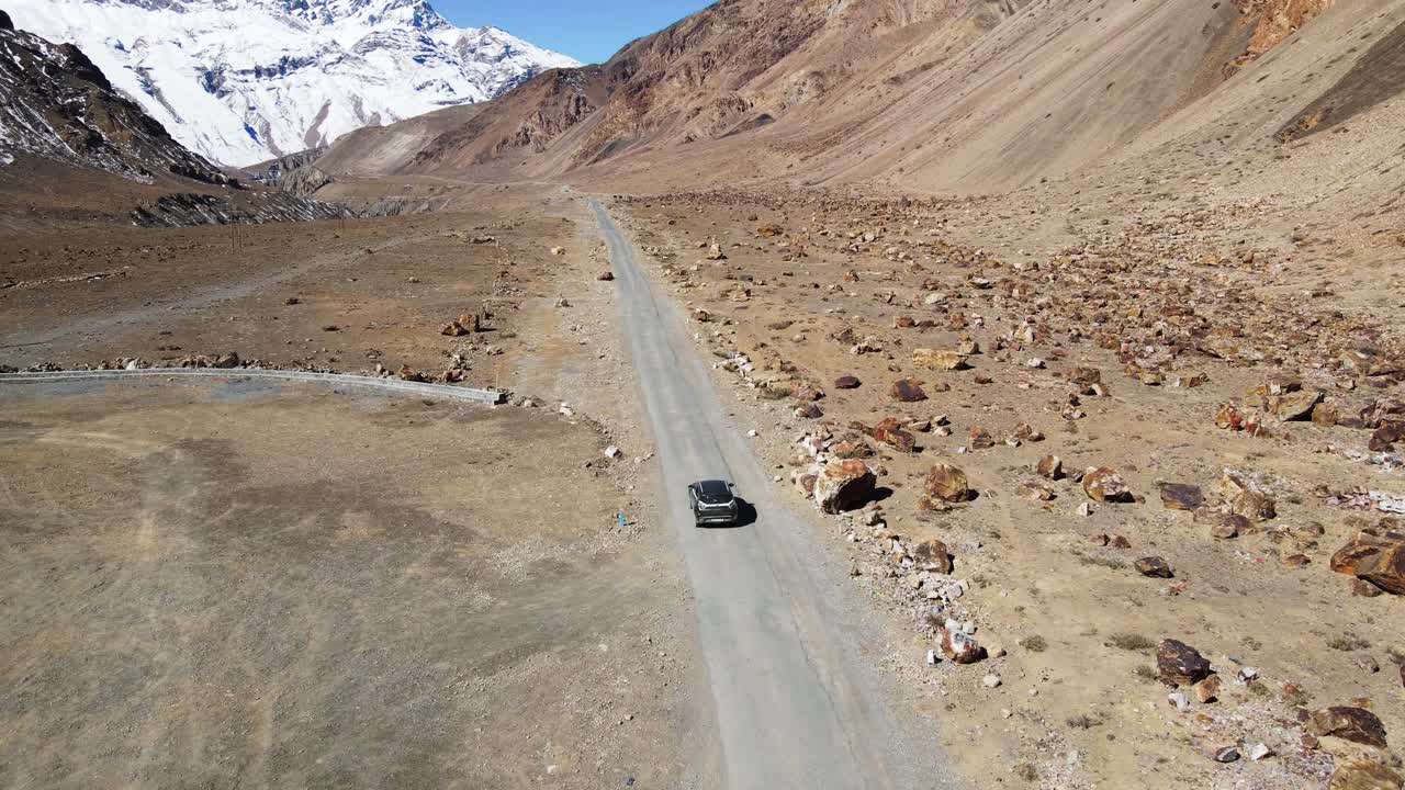히마찰 프라데시의 스피티 계곡에 있는 오프 로드 자동차를 추적하는 드론