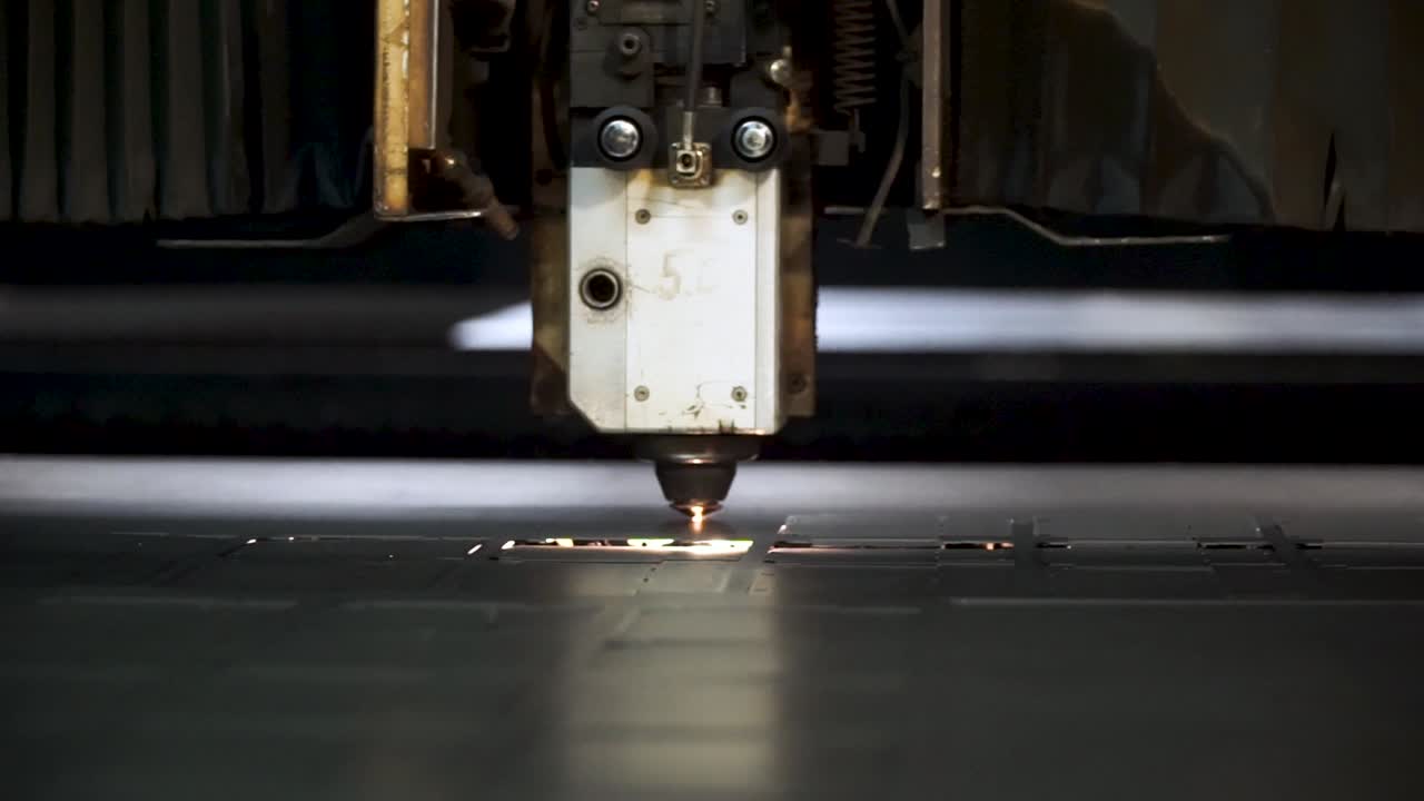 Máquina de corte láser en acción