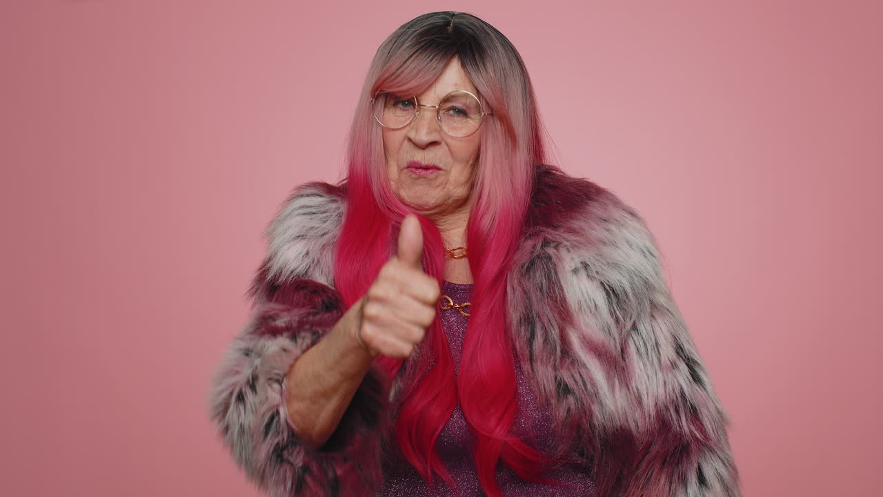 스타일리쉬 한 여자 는 엄지 손가락 을 들여서 동의 하거나 긍정적 인 대답 을 한다 광고 를 추천 한다