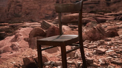 vieja silla de madera en las rocas del gran cañón