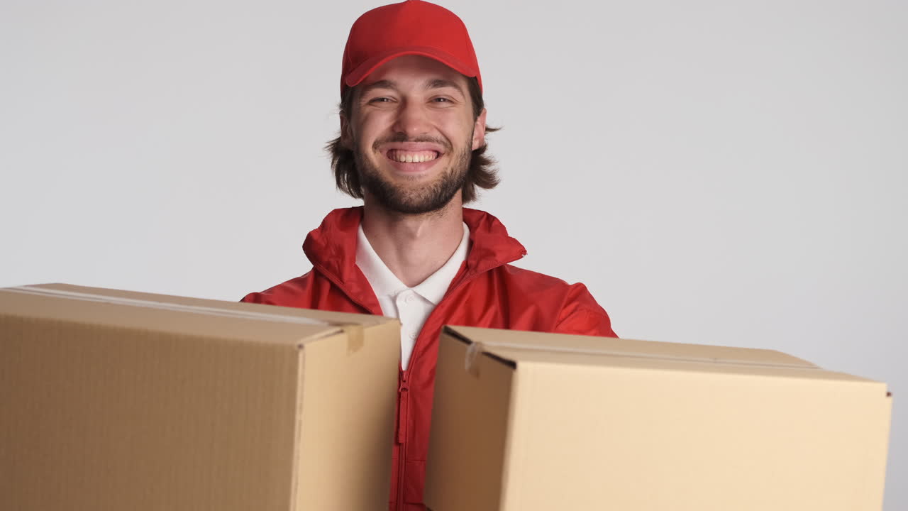 el repartidor caucásico frente a la cámara sobre un fondo blanco.