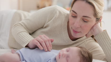 Familie,-Liebe-Und-Eine-Frau-Auf-Dem-Bett-Mit-Ihrem-Baby