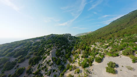 Cordillera-Del-Bosque-De-Matorrales-Arenosos-Y-Un-Impresionante-Cielo-Abierto-Azul-Y-Océano-De-Lubenice-Croacia