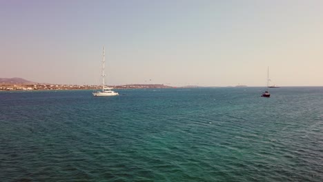 Toma-Estática-De-Un-Crucero-De-Dos-Grandes-Barcos-Con-Gente-Practicando-Kitesurf-En-El-Fondo