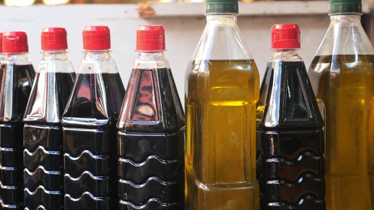 슈퍼마켓의 선반에 있는 올리브 오일과 다른 요리 오일 병의 근접.