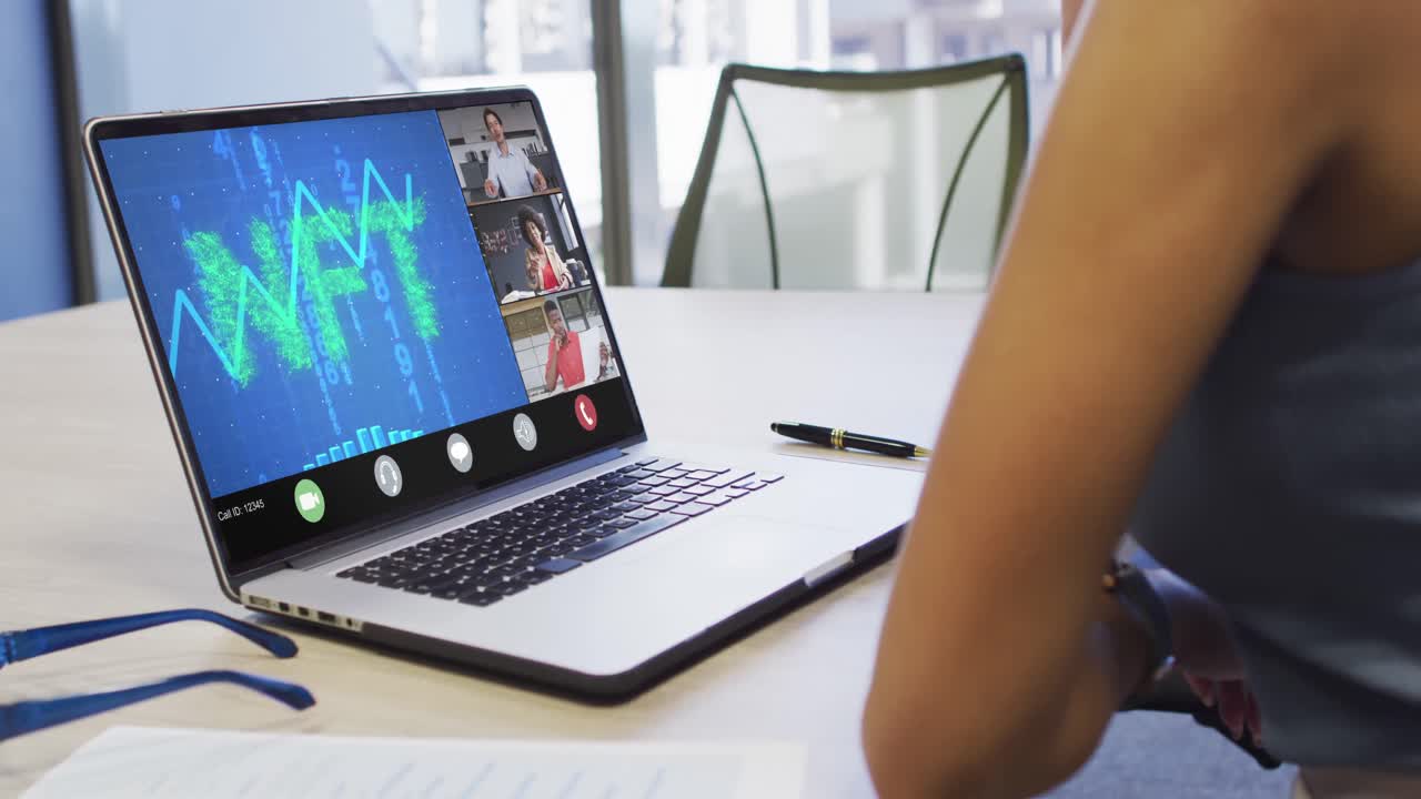 video de una mujer biracial haciendo una videollamada con sus compañeros de trabajo