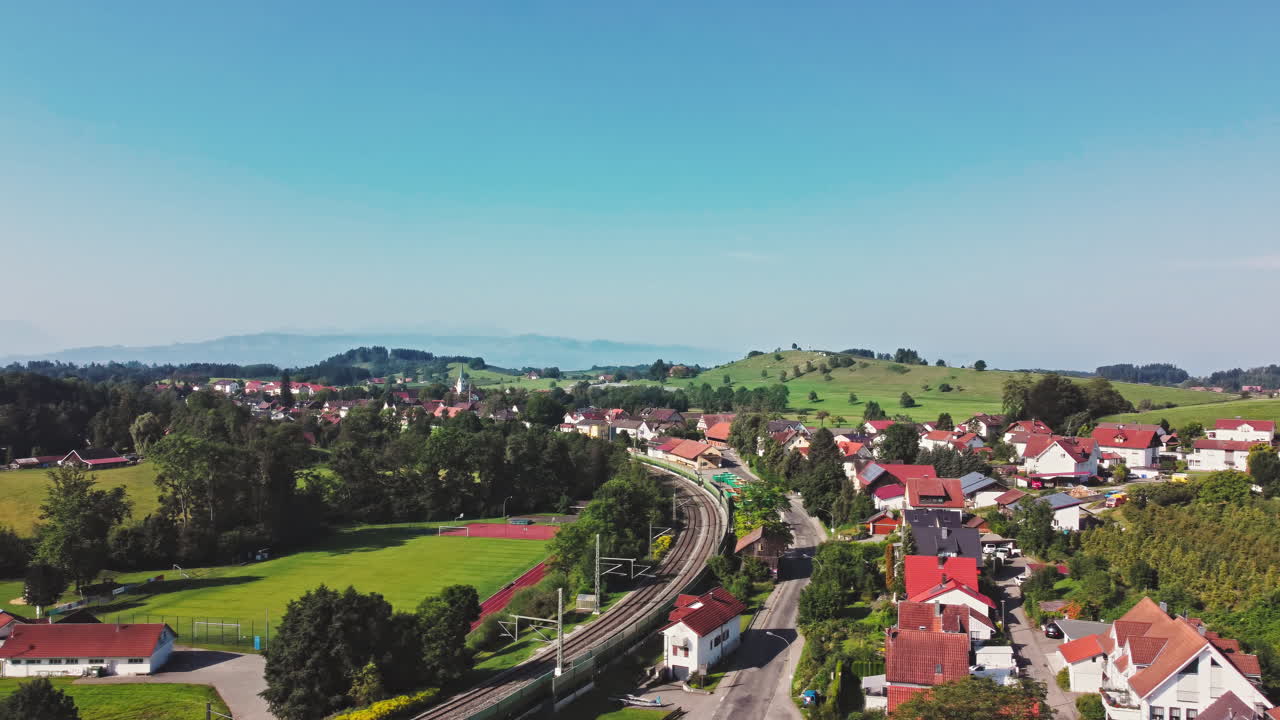 맑고 푸른 하늘 아래 고요한 마을을 포착한 놀라운 공중 영상의 독일 남부