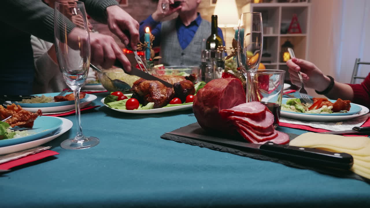 padre cortando pollo en la celebración de navidad