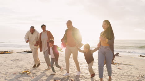 Playa,-Familia-Feliz-Y-Numerosa-Tomados-De-La-Mano