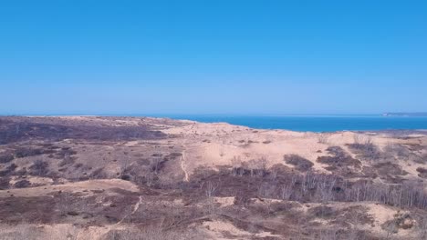 Dunas-De-Arena-Del-Oso-Durmiente-Dunas-De-Arena-A-Orillas-Del-Lago-Nacional-En-Michigan,-Disparo-De-Drone