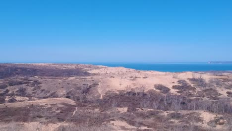 dunas de arena del oso durmiente dunas de arena a orillas del lago nacional en michigan, disparo de drone