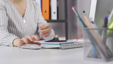 las manos de la mujer trabajadora de oficina duelen de trabajar duro.