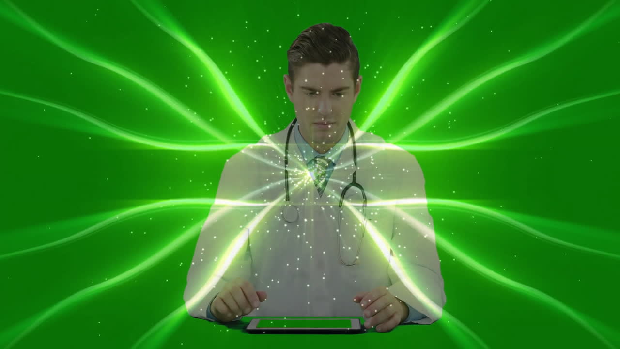 Medico uomo che tocca un tablet in un laboratorio di tecnologia medica, generando energia verde neon e particelle luminose.