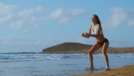 Sportlerin-In-Sportkleidung-Macht-Kniebeugenübungen-Im-Freien.-Fitness-Frau-Trainiert-Bei-Sonnenuntergang-Am-Strand.-Die-Sportliche-Junge-Frau-Betreibt-Outdoor-Sport.