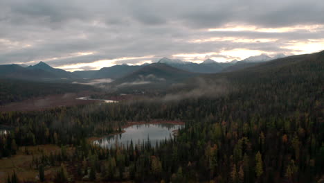 herbstgebirge mit seen und flüssen