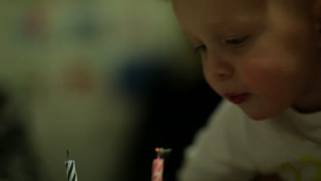 Niño-Soplando-Las-Velas