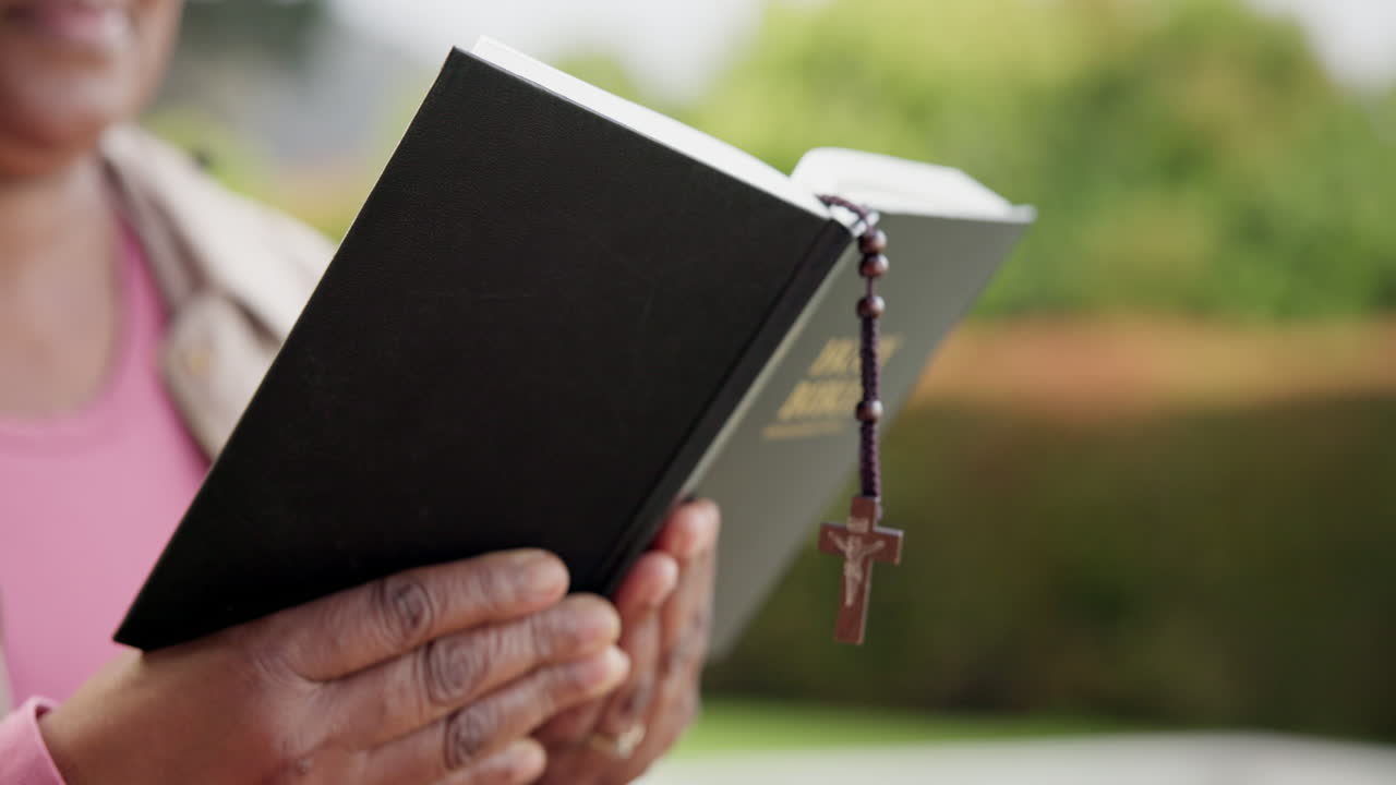 Donna anziana, studio biblico e lettura con rosario